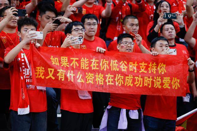 场上冲突：塔科夫斯基故意碰撞，罗杰斯为队友出头